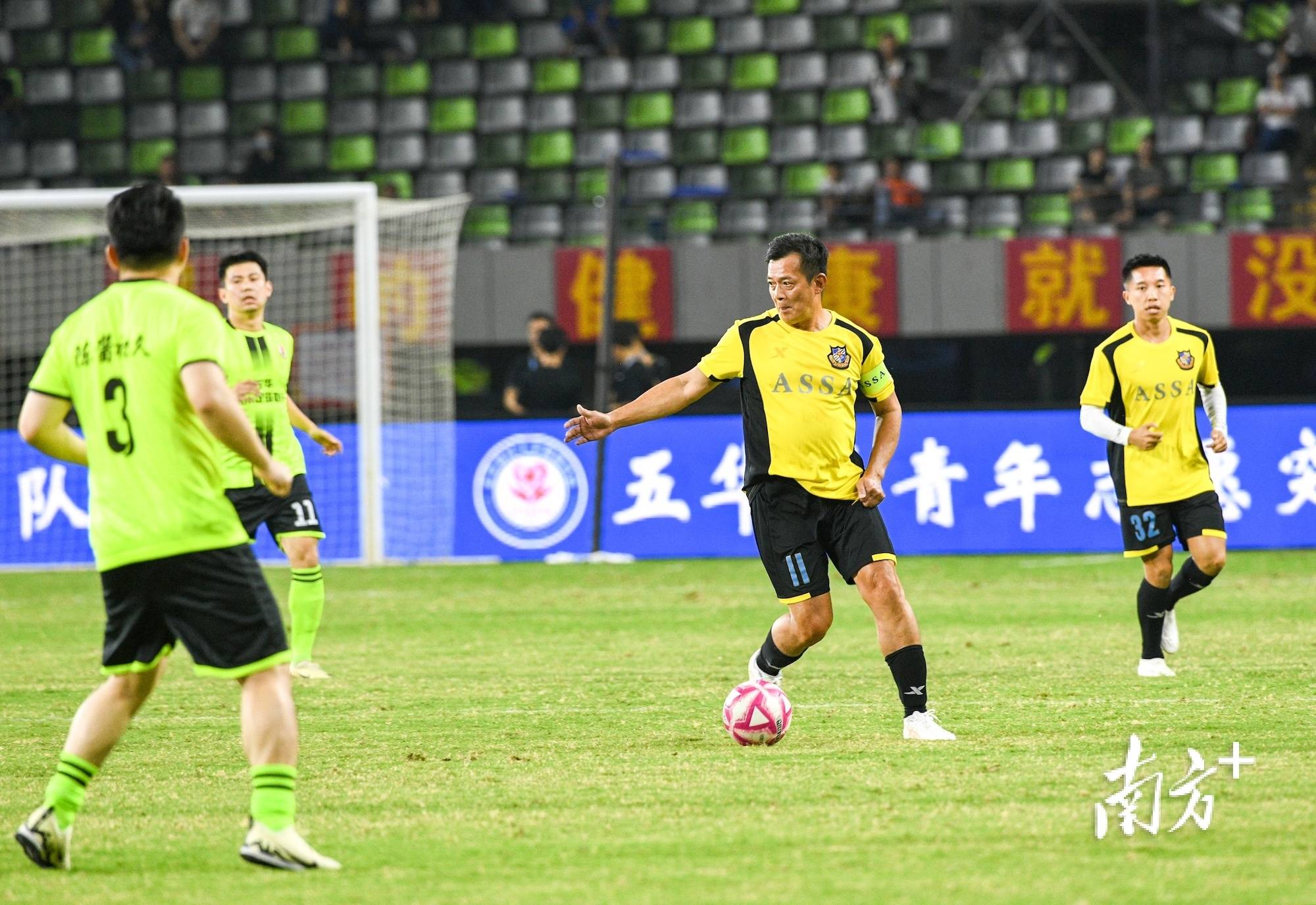 足球赛事激烈角逐，强队逐鹿争冠