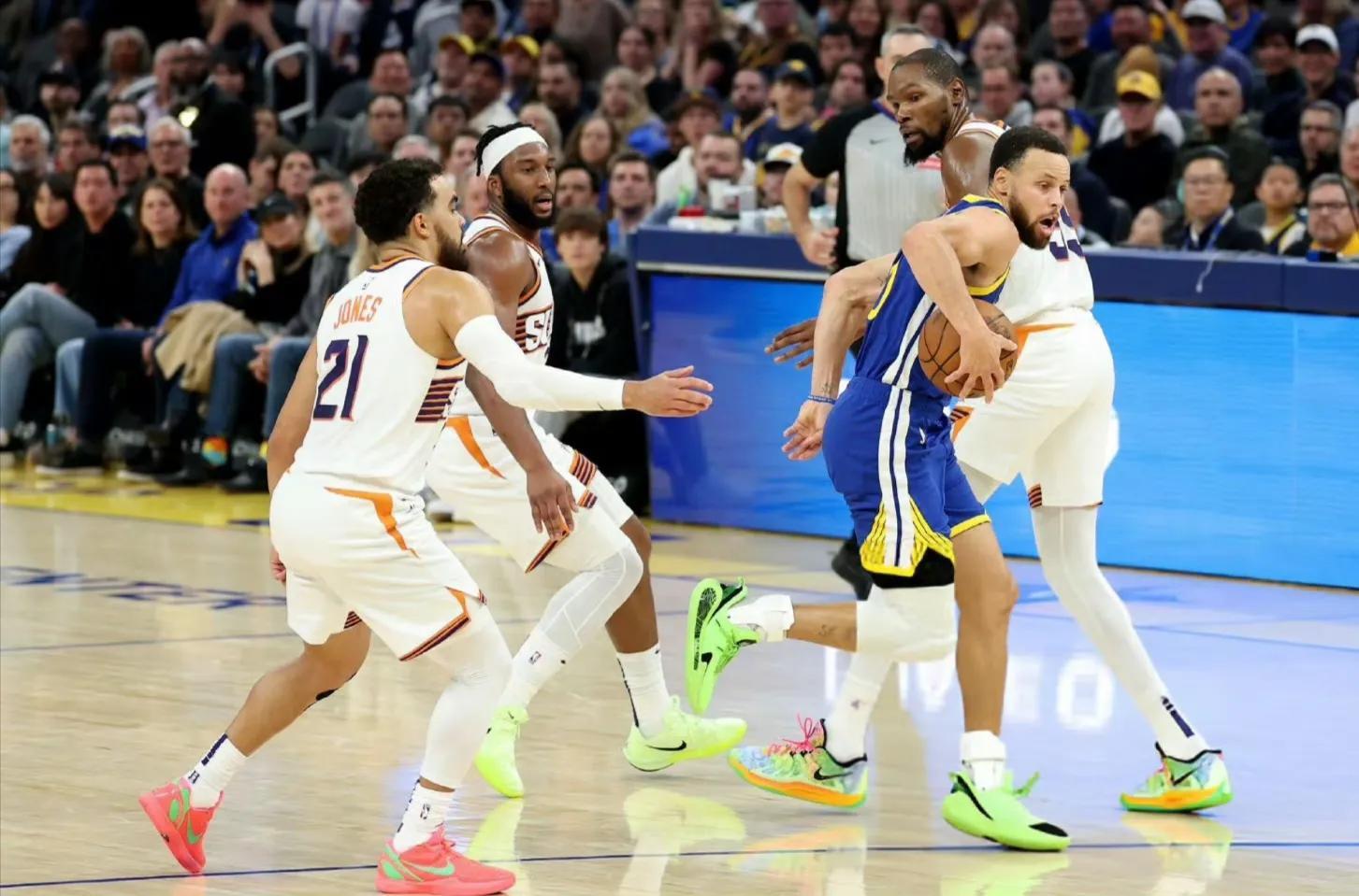 包含火爆对决！球场上的激烈比拼让人热血沸腾的词条