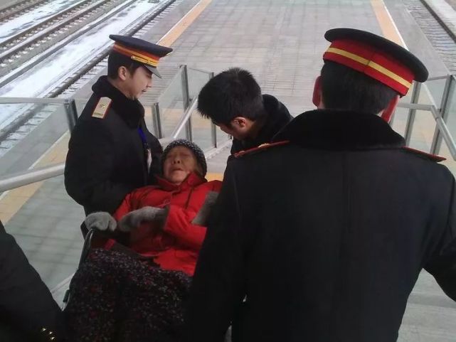 包含主帅下课风波，队员团结一心反击逆境的词条