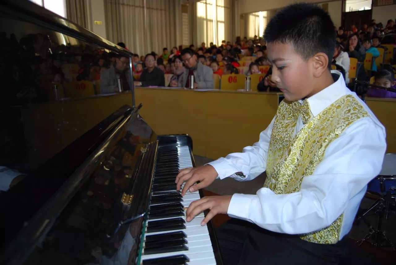 包含备战挑战，亚洲足球明日之星的崭露头角的词条