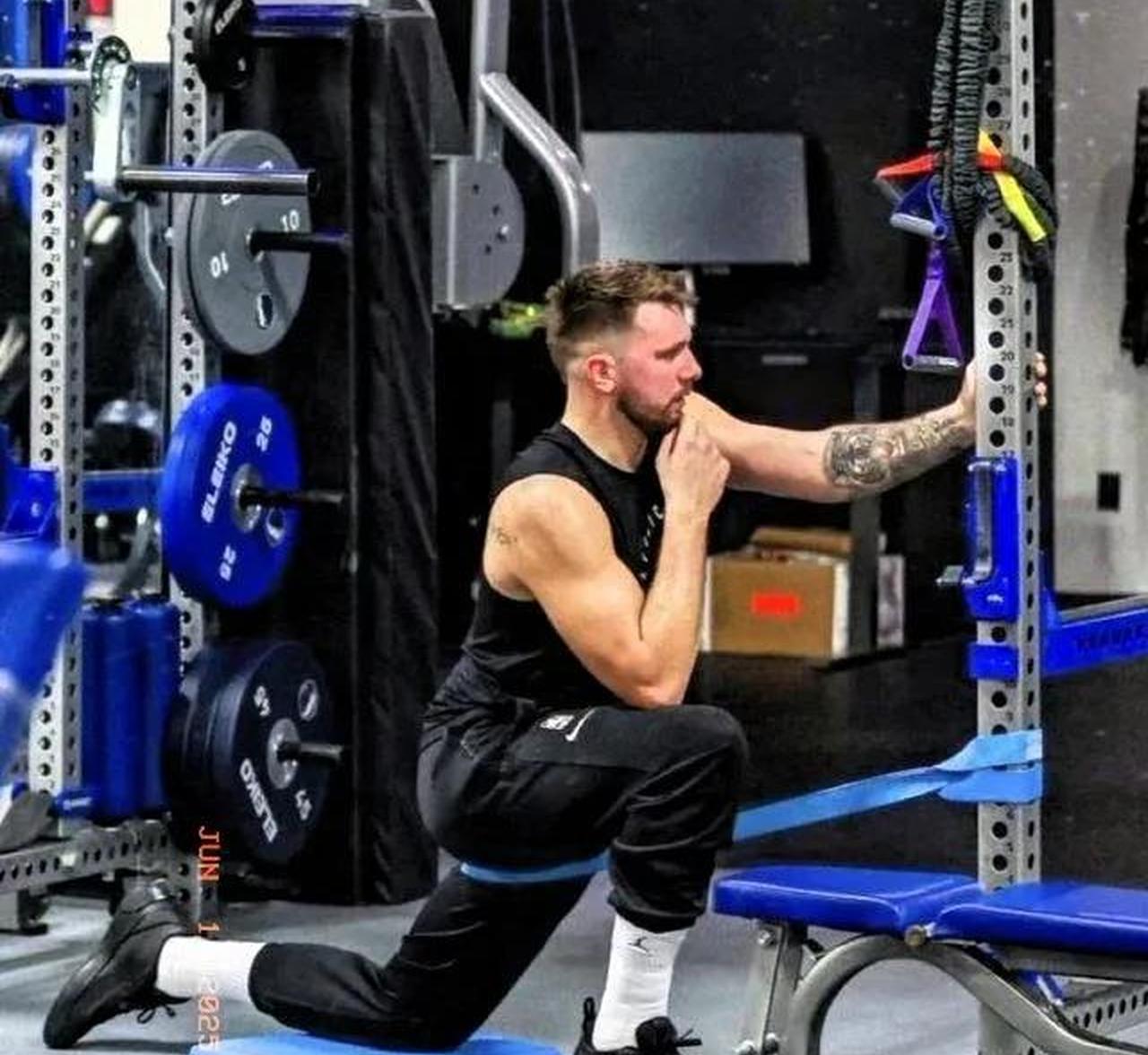 东契奇陷入低谷,引发争议连败,险胜球队命运悬念! 东契奇陷入低谷,引发争议连败,险胜球队命运悬念!