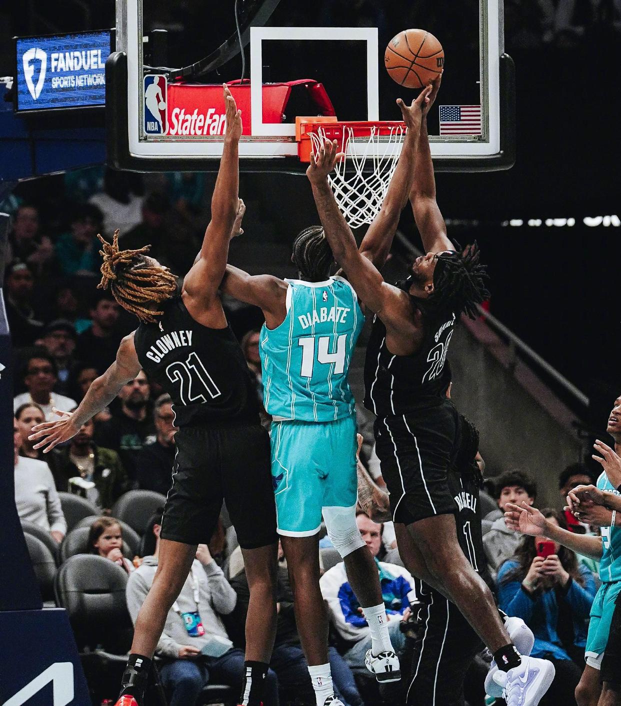 黄蜂绝杀时刻,迎来胜利点燃赛场,险胜迎来胜利! 黄蜂绝杀时刻,迎来胜利点燃赛场,险胜迎来胜利!